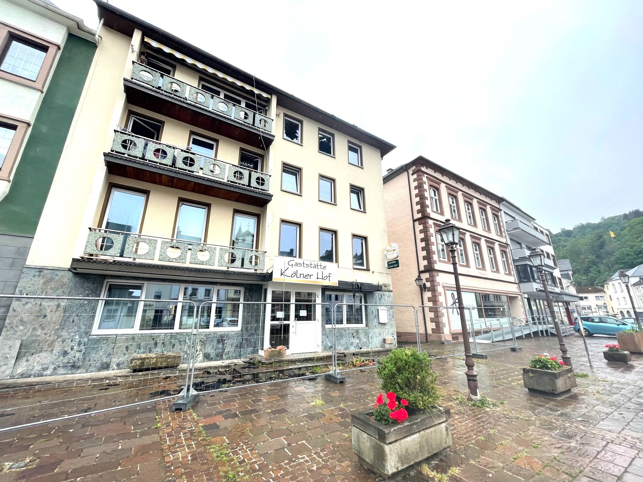 Einfamilienhaus zum Kauf 120.000 € 21 Zimmer 621,8 m²<br/>Wohnfläche 222 m²<br/>Grundstück Marktplatz 8 Neuerburg 54673