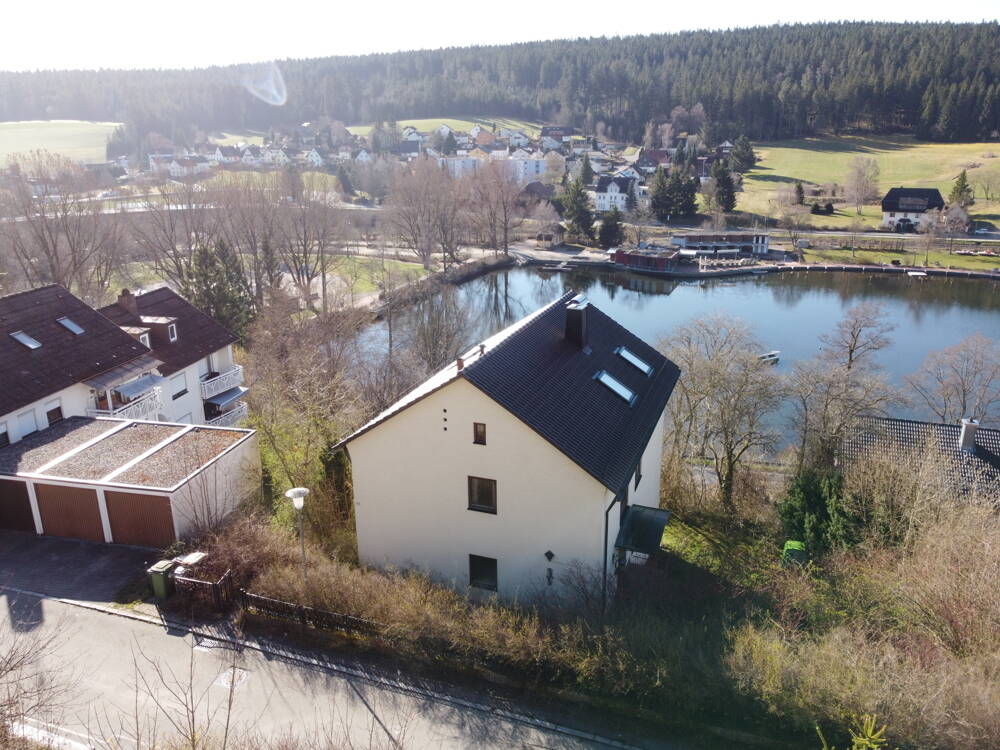 Immobilie in St. Georgen im Schwarzwald - *** St. Georgen - Großes 1- bis 2-Familien-Wohnhaus mit Blick auf den Klosterweiher! *** - Bild 2