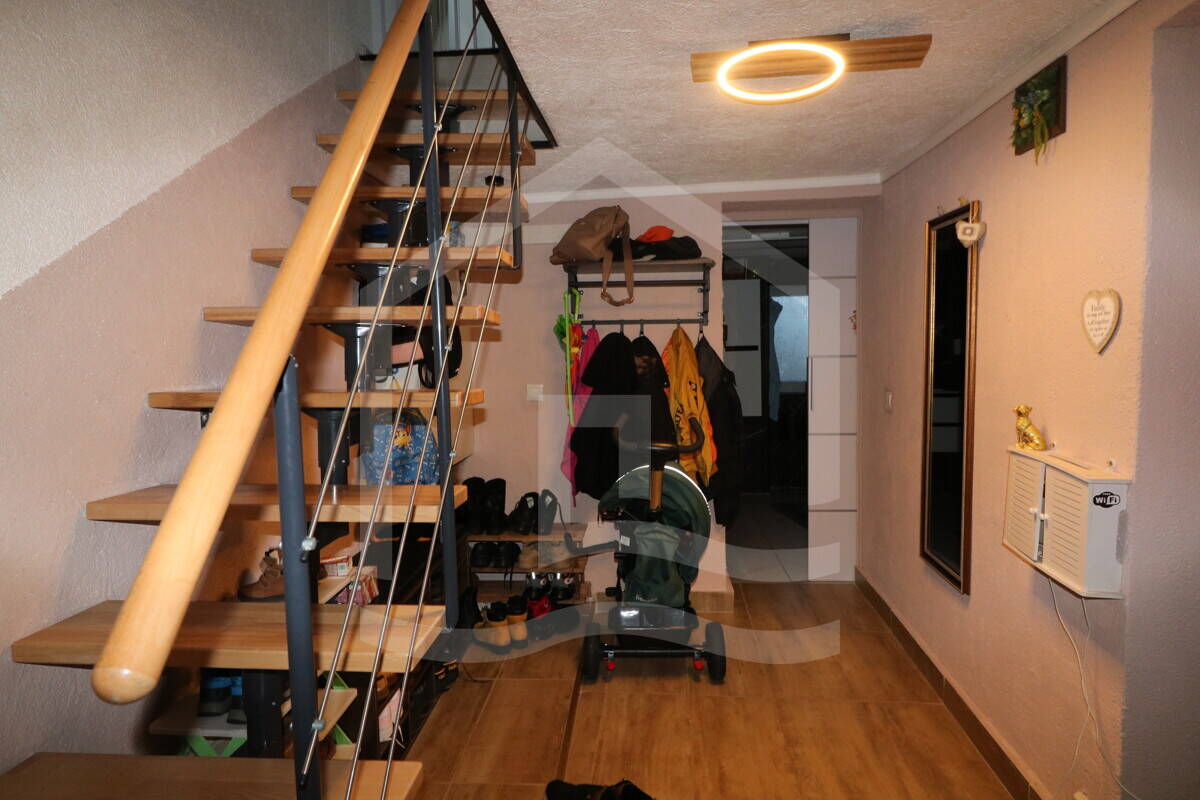 Immobilie in Schefflenz - Modernisiertes Einfamilienhaus mit großzügigem Grundstück und Terrasse - Bild 2