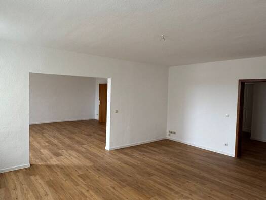 Wohnung zur Miete 900 € 2,5 Zimmer 150 m² frei ab sofort Innenstadt Hof 95028