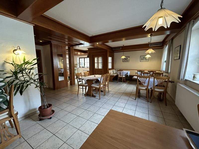 Immobilie in Sommerach - Wohnhaus mit ehemaliger Gastronomieeinheit und Gewölbekeller in Sommerach - Bild 2