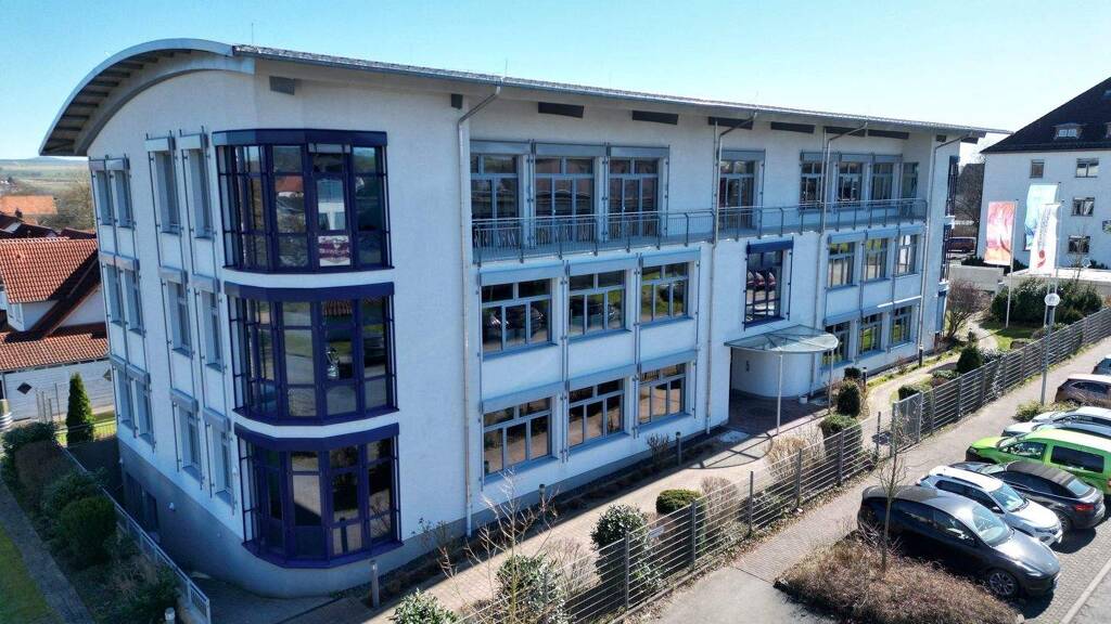 Modernes Bürogebäude mit ansprechender Architektur in Hofgeismar