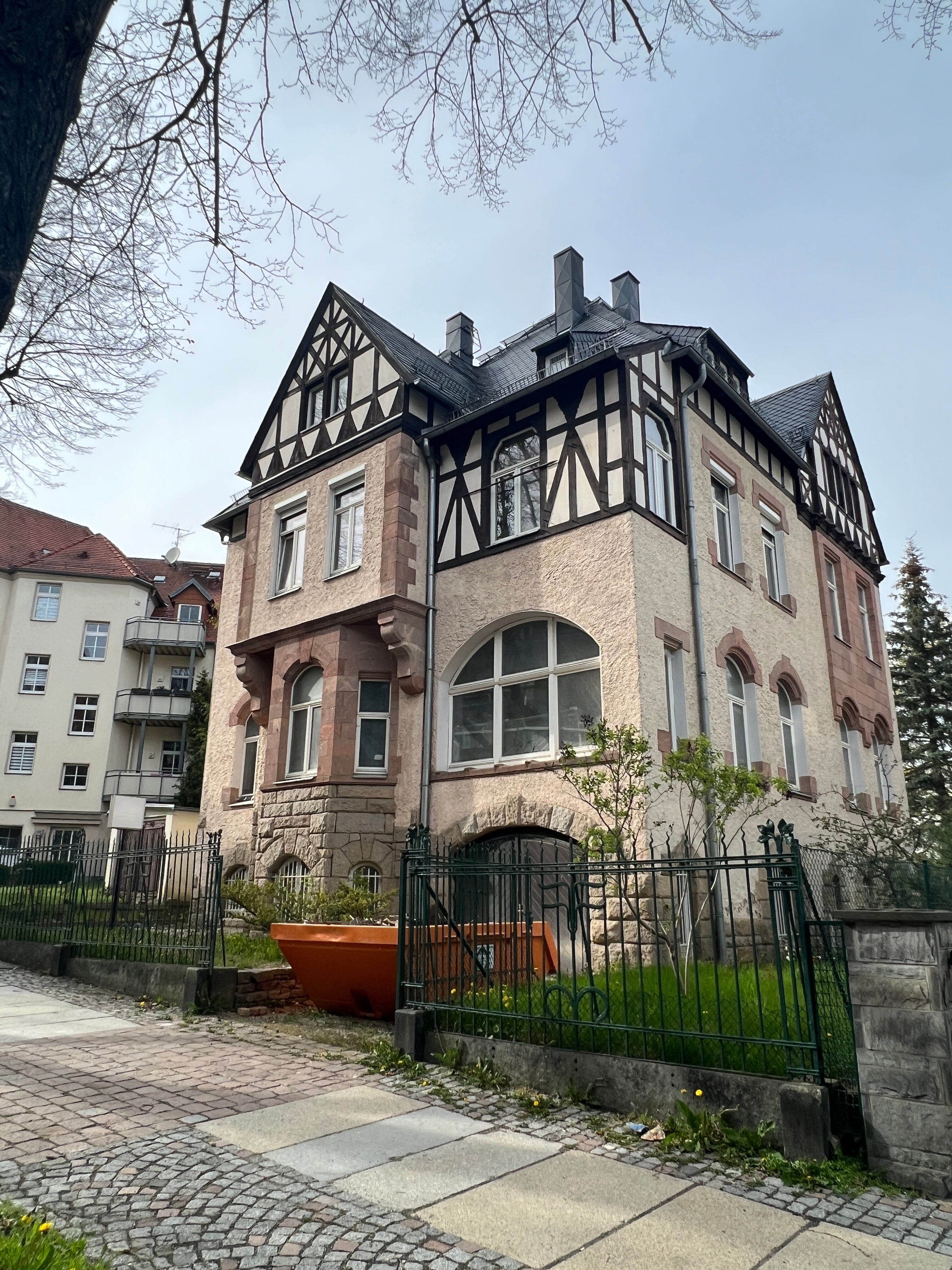 Villa zum Kauf 529.000 € 350 m²<br/>Wohnfläche 580 m²<br/>Grundstück ab sofort<br/>Verfügbarkeit Bärenstein Plauen 08523