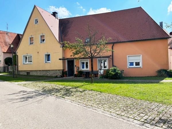 Einfamilienhaus zum Kauf 290.000 € 8 Zimmer 200 m²<br/>Wohnfläche 297 m²<br/>Grundstück ab sofort<br/>Verfügbarkeit Hellmitzheim Iphofen 97346