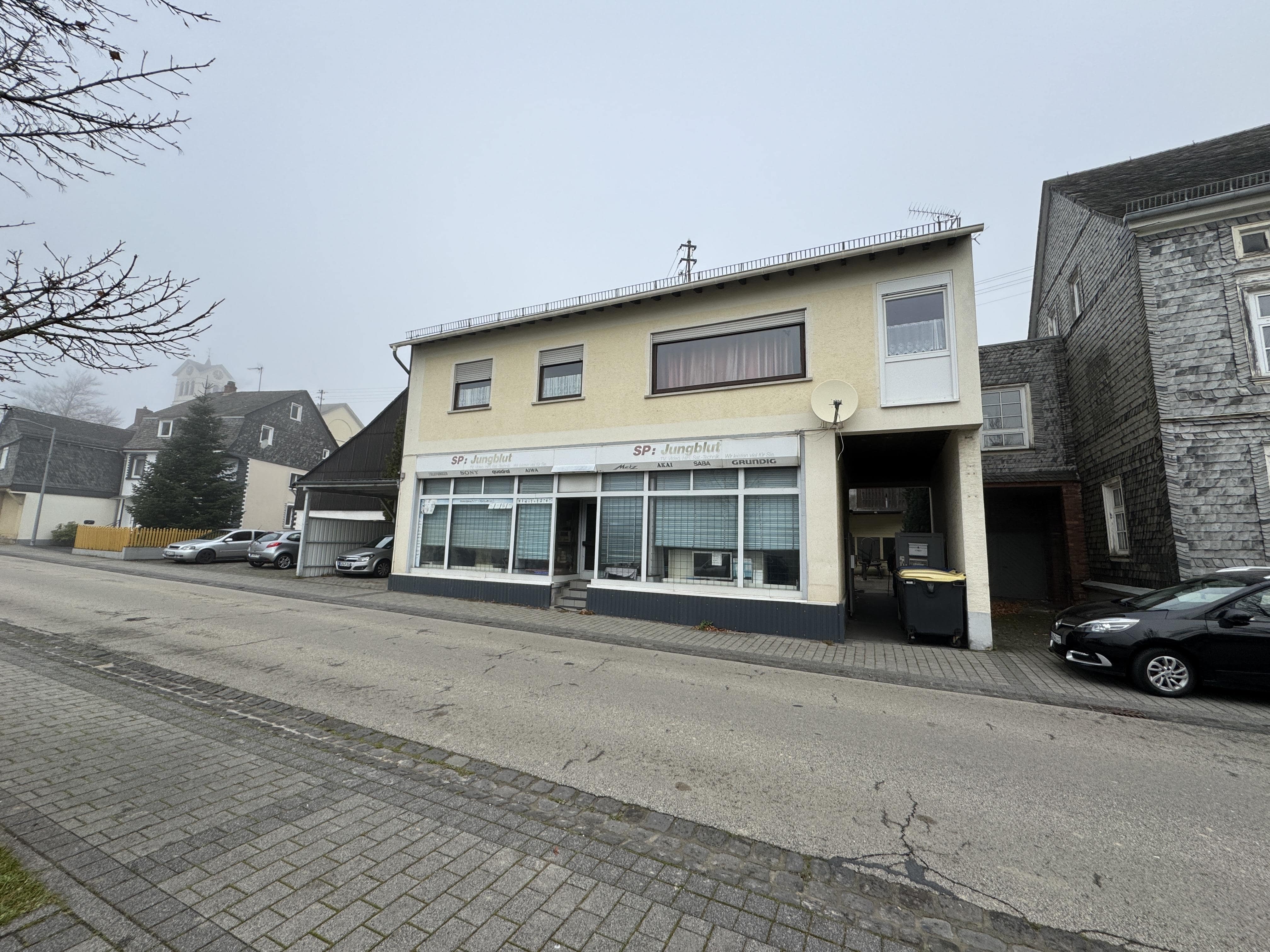 Wohn- und Geschäftshaus zum Kauf als Kapitalanlage geeignet 245.000 € 11 Zimmer 440 m²<br/>Fläche 400 m²<br/>Grundstück Büchenbeuren 55491