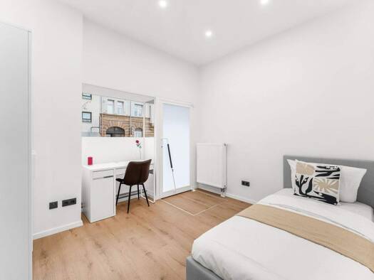 Wohnung zur Miete 520 € 5 Zimmer 81 m² frei ab sofort Flößaustraße 94 Südstadt Fürth 90763