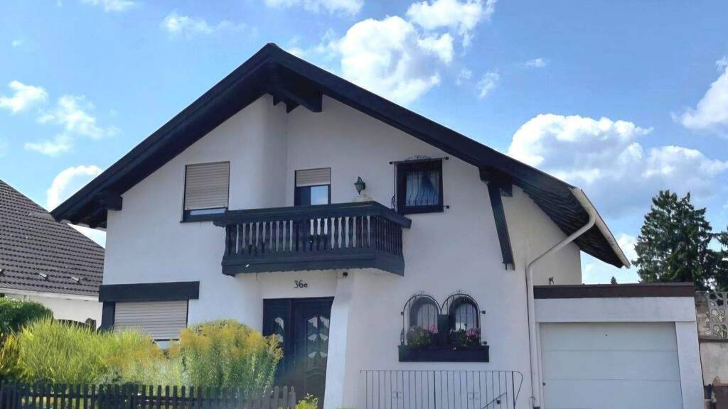 Homburg! Freistehendes Komforthaus mit Balkonen, teilüberdachter Terrasse, Garten, Garage und Autoabstellplätzen, Nähe Lappentascherhof