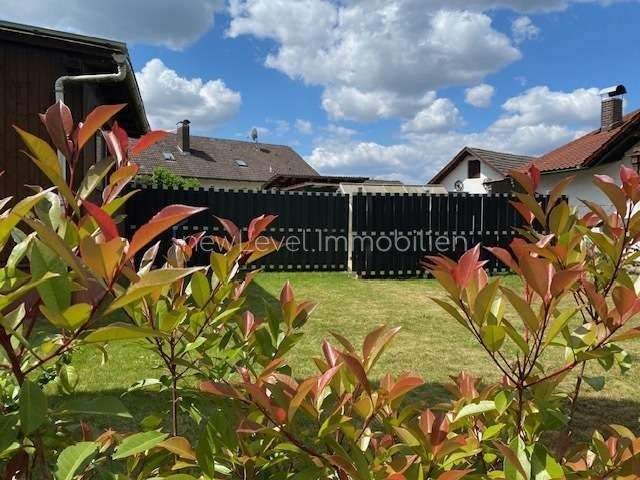 Immobilie in Niederwinkling - Super Preis und sofort frei! Großes, teilrenoviertes ZFH mit gr. Garage, Garten, Erbpacht-Grundstück - Bild 2
