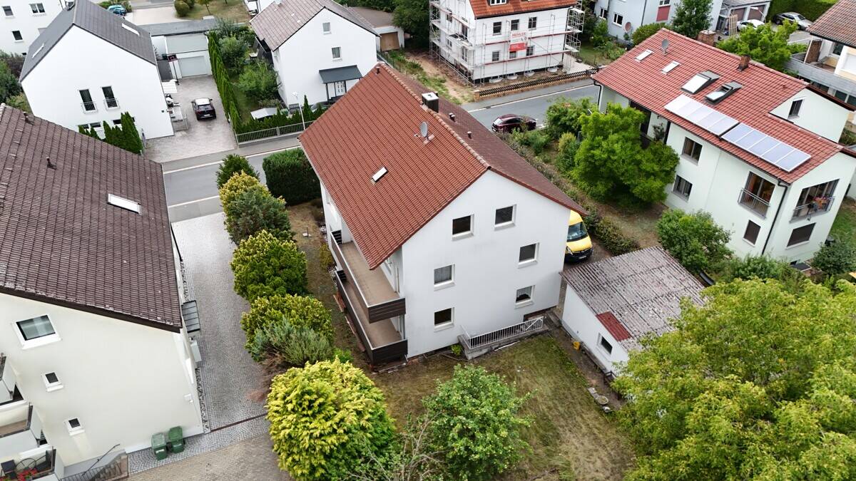 Immobilie in Herzogenaurach - Schickes Mehrfamilienhaus mit 3 Einheiten & Ausbaureserve – Toplage Herzogenaurach! - Bild 0
