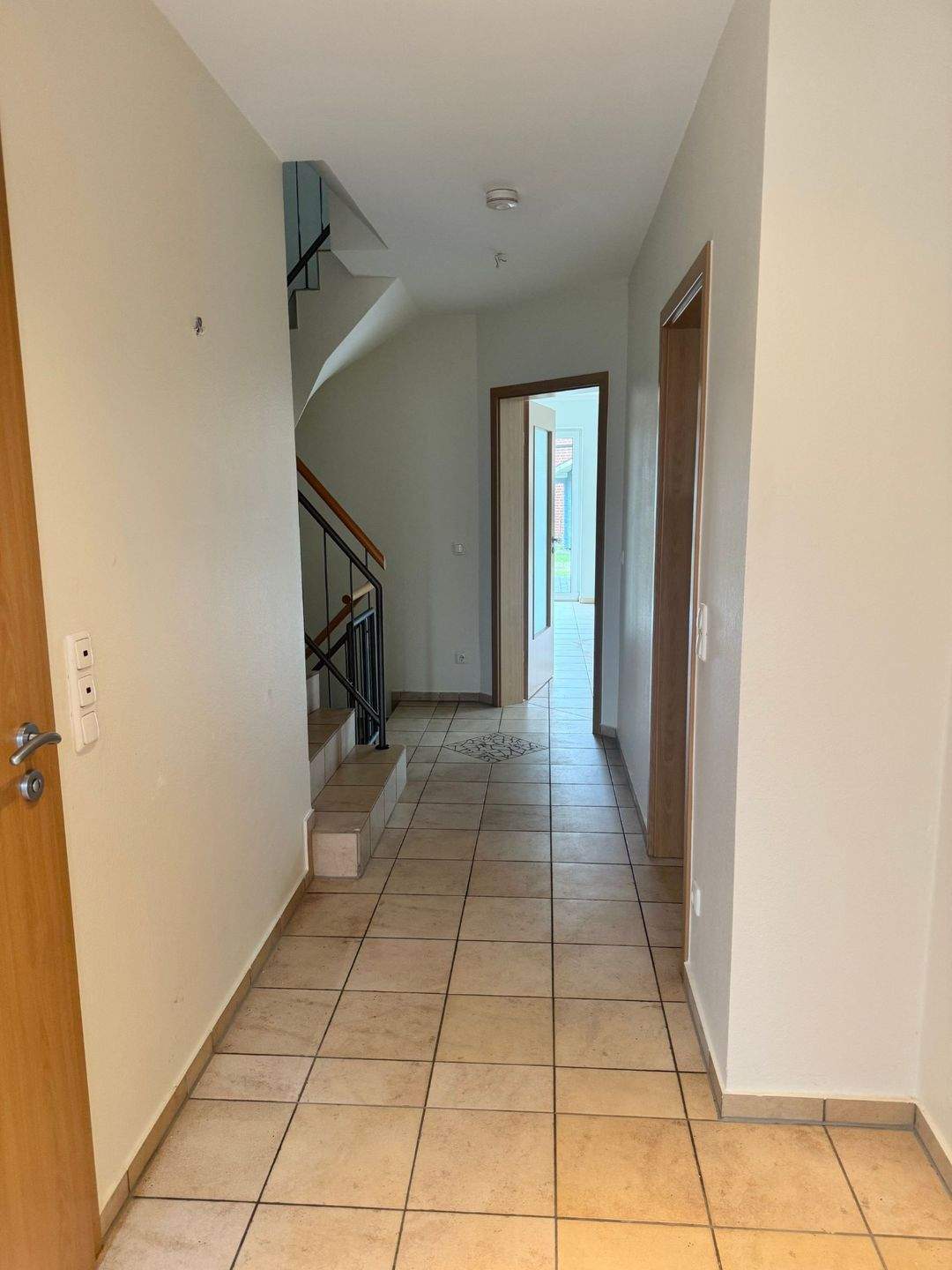 Immobilie in Verl - Ob Paar oder Familie-hier sind Sie richtig! Großzügige/ helle DHH mit schönem Garten - Bild 2