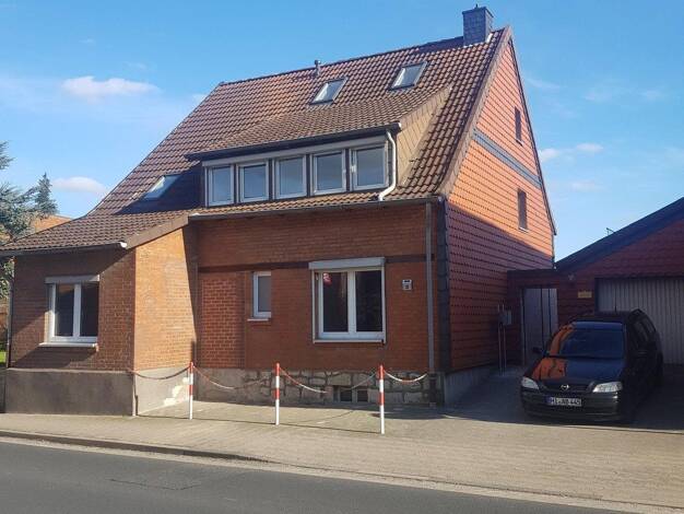 Mehrfamilienhaus zur Miete 1.320 € 8 Zimmer 166 m² 229 m² Grundstück frei ab 01.10.2026 Rathausstraße 33 Giesen 31180