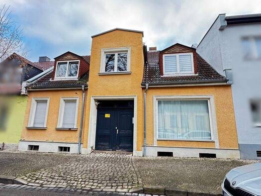 Reihenmittelhaus zum Kauf 86.000 € 5 Zimmer 150 m² 244 m² Grundstück Bernburg Bernburg 06406