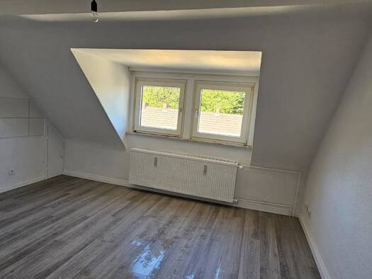 Wohnung zur Miete 269 € 2 Zimmer 24,2 m² Dachgeschoss, 3. Geschoss frei ab sofort Kirchstr. 146a Hochheide Duisburg 47198