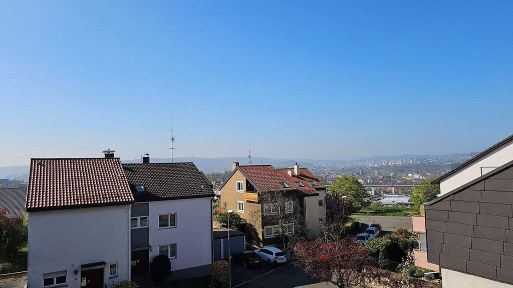schöne 3,5 Zimmer-Wohung im Dachgeschoss mit Dachterrasse, Aussicht und Garage