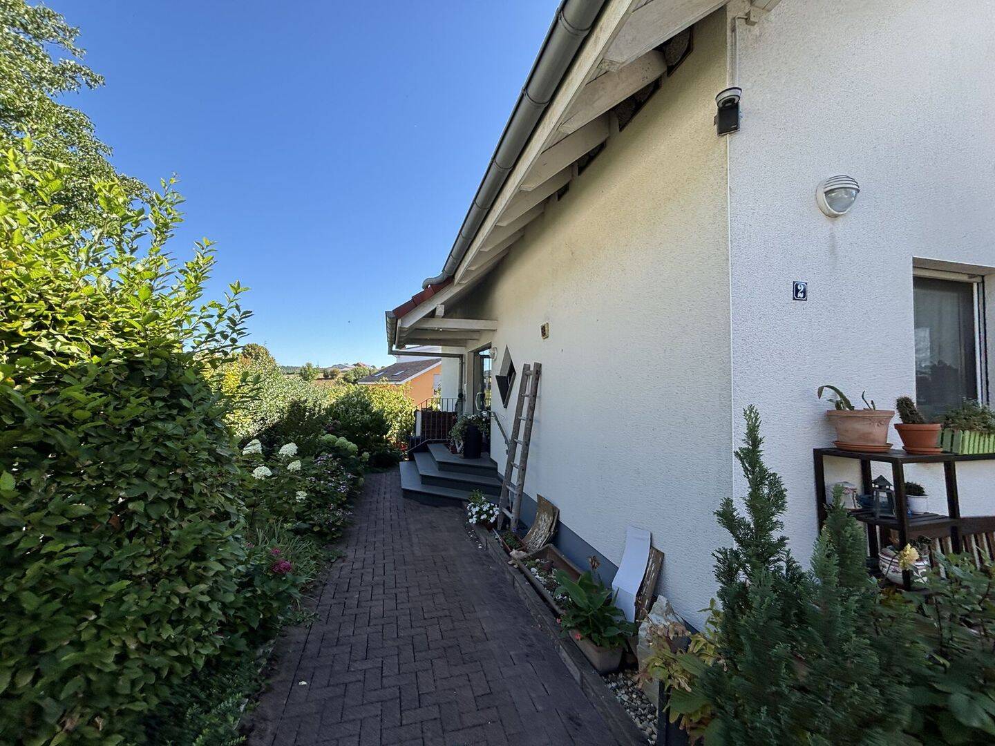 Immobilie in Borchen - Gepflegtes Mehrfamilienhaus in Kirchborchen mit solidem Renditepotenzial - Bild 2