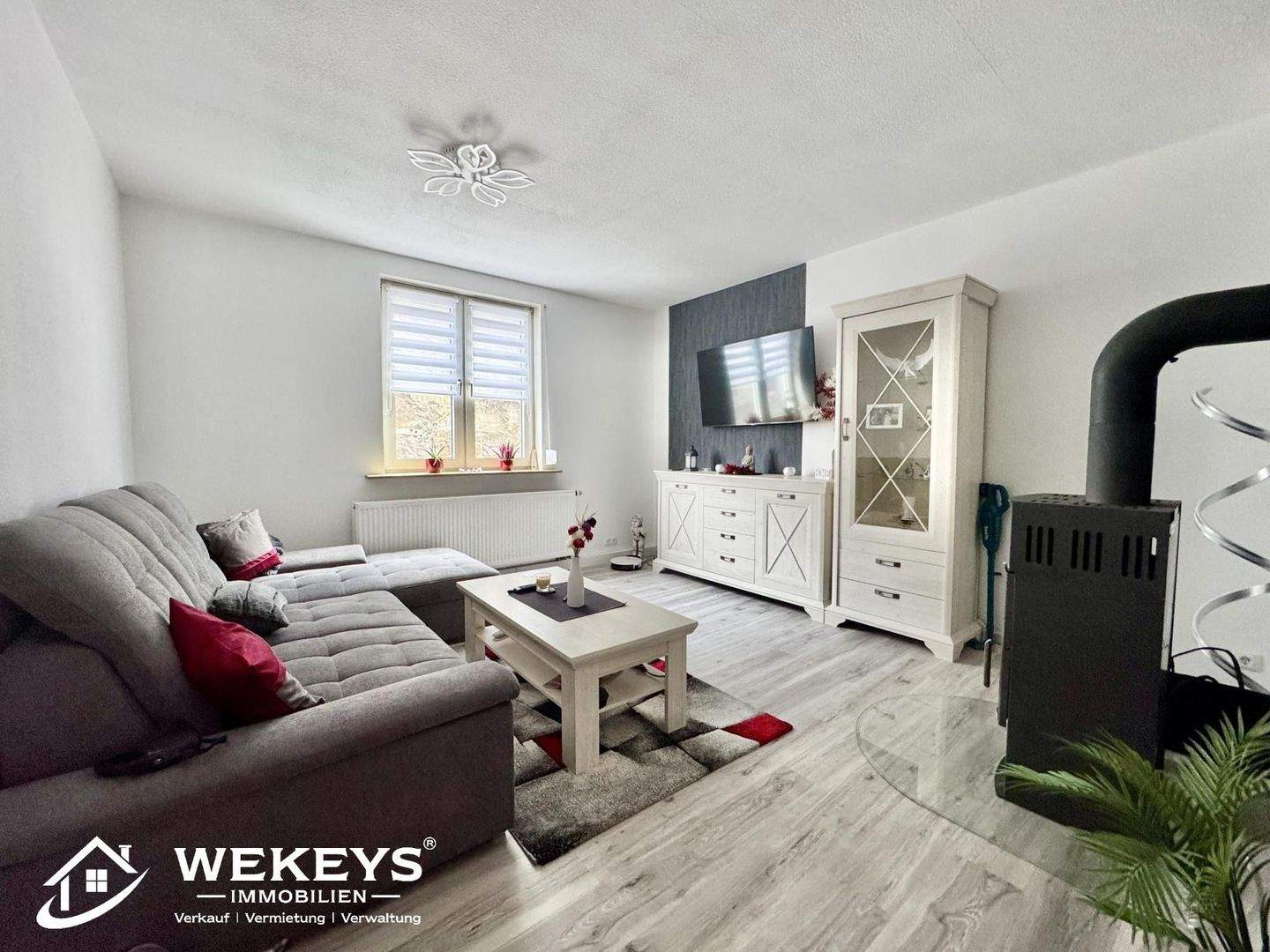 Immobilie in Ilmenau - Charmantes Einfamilienhaus mit eigenem Garten, Garage und großzügiger Einfahrt - Bild 1