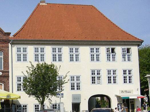 Mehrfamilienhaus zum Kauf als Kapitalanlage geeignet 1 Zimmer 636 m² 538 m² Grundstück Am Markt 9 Glückstadt 25348