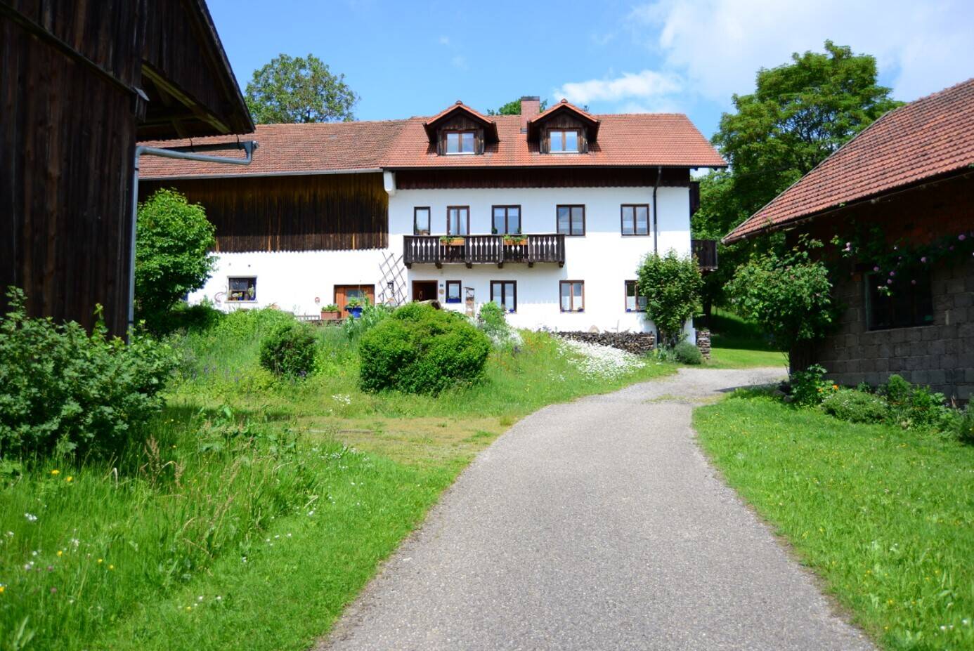 Immobilie in Wiesenfelden - Fast Alleinlage: Idyllisches Anwesen Nähe Wetzelsberg - Bild 1