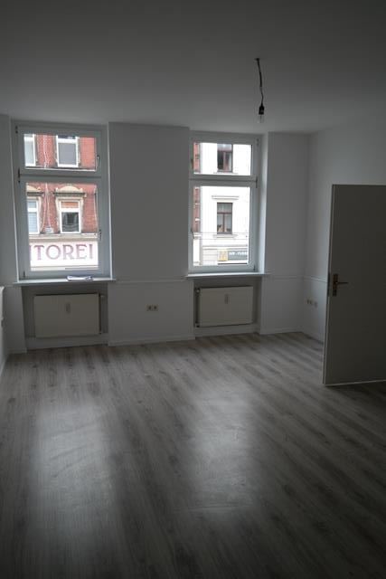 Wohnung zur Miete 399 € 2 Zimmer 76 m²<br/>Wohnfläche 1.<br/>Geschoss 01.01.2025<br/>Verfügbarkeit Äußere Schneeberger Straße 14 Mitte - Süd 141 Zwickau 08056