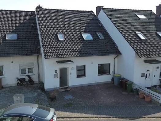 Reihenmittelhaus zum Kauf 430.000 € 5 Zimmer 137,3 m² 241,4 m² Grundstück frei ab 01.10.2026 Im Stockborn 22 Langenselbold 63505
