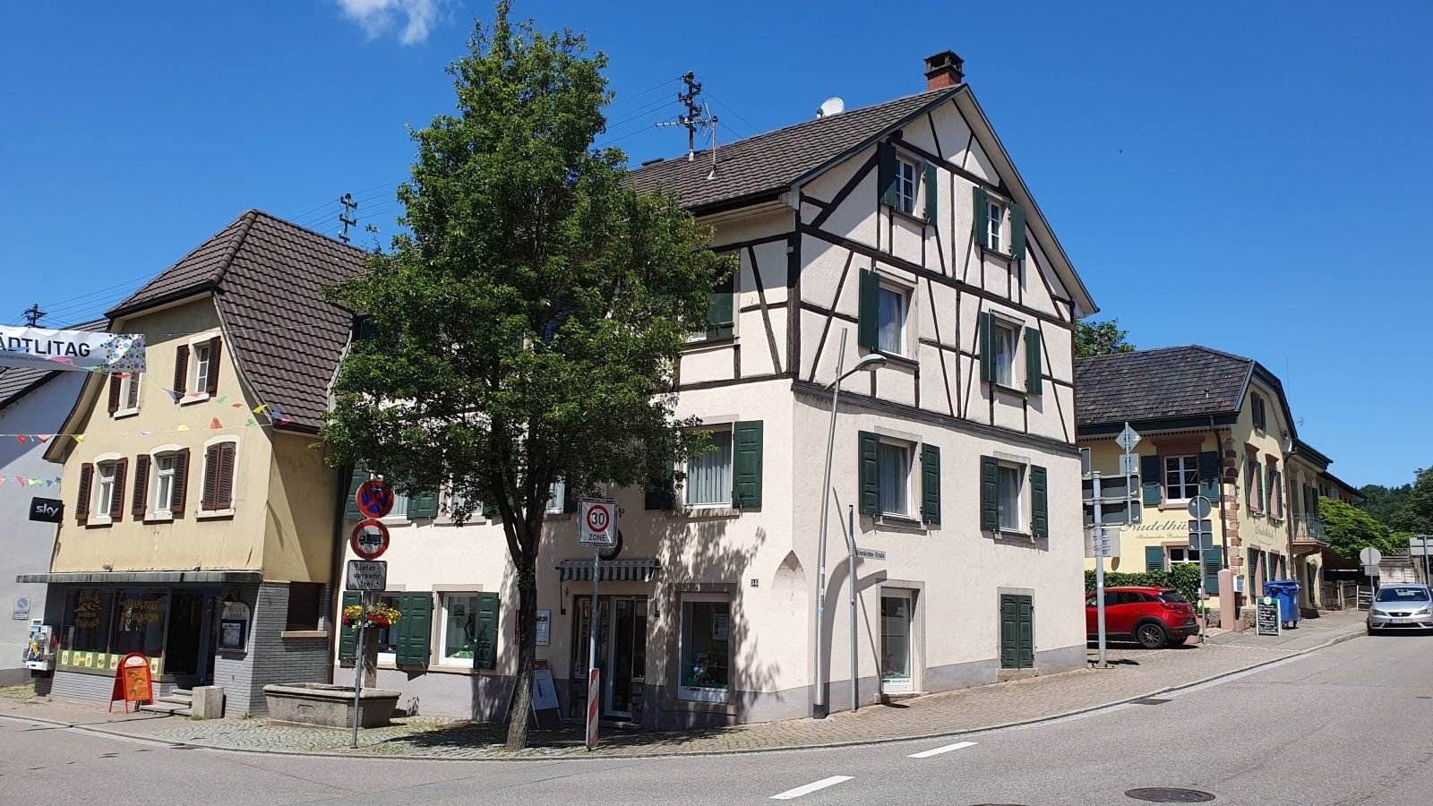 Stadthaus zum Kauf 320.000 € 8 Zimmer 168 m²<br/>Wohnfläche 210 m²<br/>Grundstück Hauptstr. 35 Kandern Kandern 79400