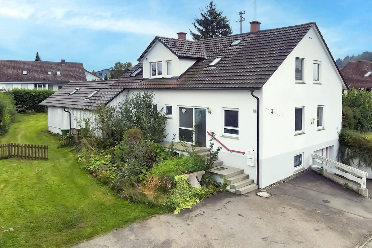 Mehrfamilienhaus zum Kauf 485.000 € 8,5 Zimmer 195 m²<br/>Wohnfläche 1.262 m²<br/>Grundstück Attenweiler Attenweiler 88448