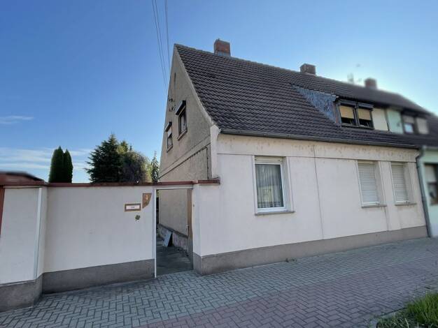 Doppelhaushälfte zum Kauf 59.000 € 4 Zimmer 115 m² 1.139 m² Grundstück frei ab sofort Nienburg 06429