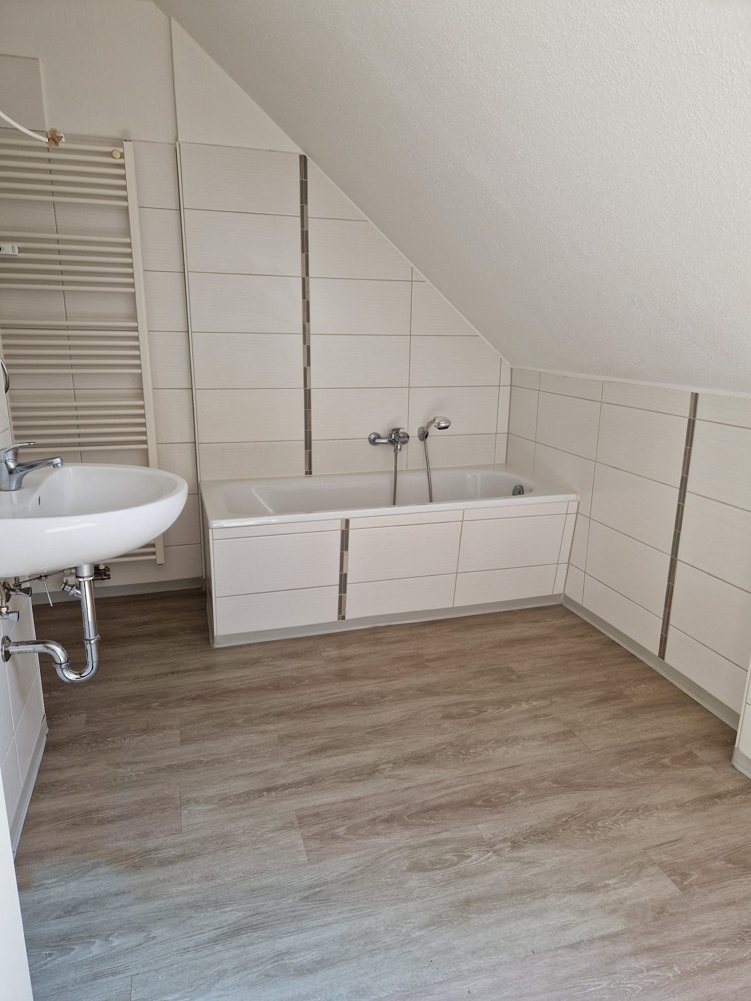 Wohnung zur Miete 495 € 3 Zimmer 76,2 m²<br/>Wohnfläche ab sofort<br/>Verfügbarkeit Röxe Stendal 39576