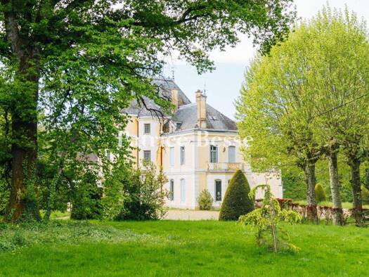 Schloss zum Kauf 2.500.000 € 19 Zimmer 1.750 m² 267.455 m² Grundstück Centre Ville Bourg-en-Bresse 01000
