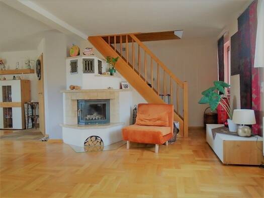 Haus zur Miete 1.200 € 5,5 Zimmer 163 m² 1.400 m² Grundstück frei ab 01.04.2027 Auerbach Zwickau 08066