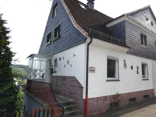 Doppelhaushälfte zum Kauf 169.000 € 8 Zimmer 131 m² 498 m² Grundstück frei ab sofort Niederschelden Siegen 57080