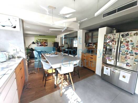 Haus zum Kauf 950.000 € 20 Zimmer 235 m² Split