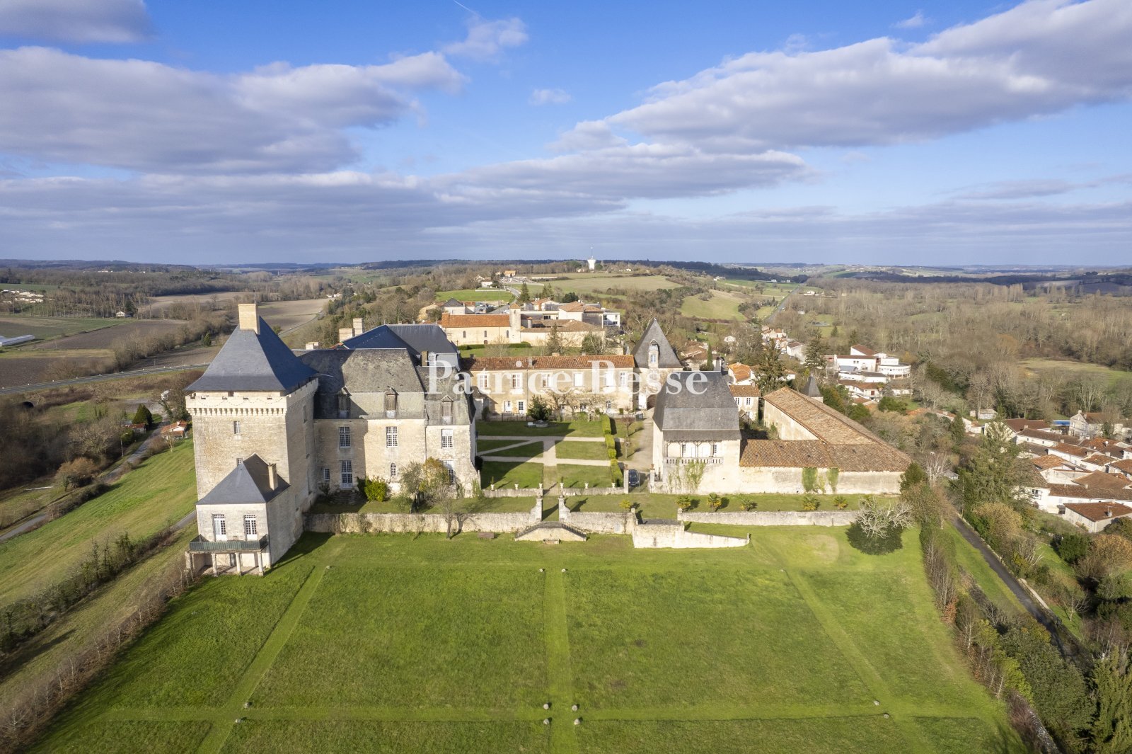 Schloss zum Kauf 2.660.000 € 20 Zimmer 2.000 m²<br/>Wohnfläche 28.375 m²<br/>Grundstück Saint Cybard-Houmeau Angoulême 16000