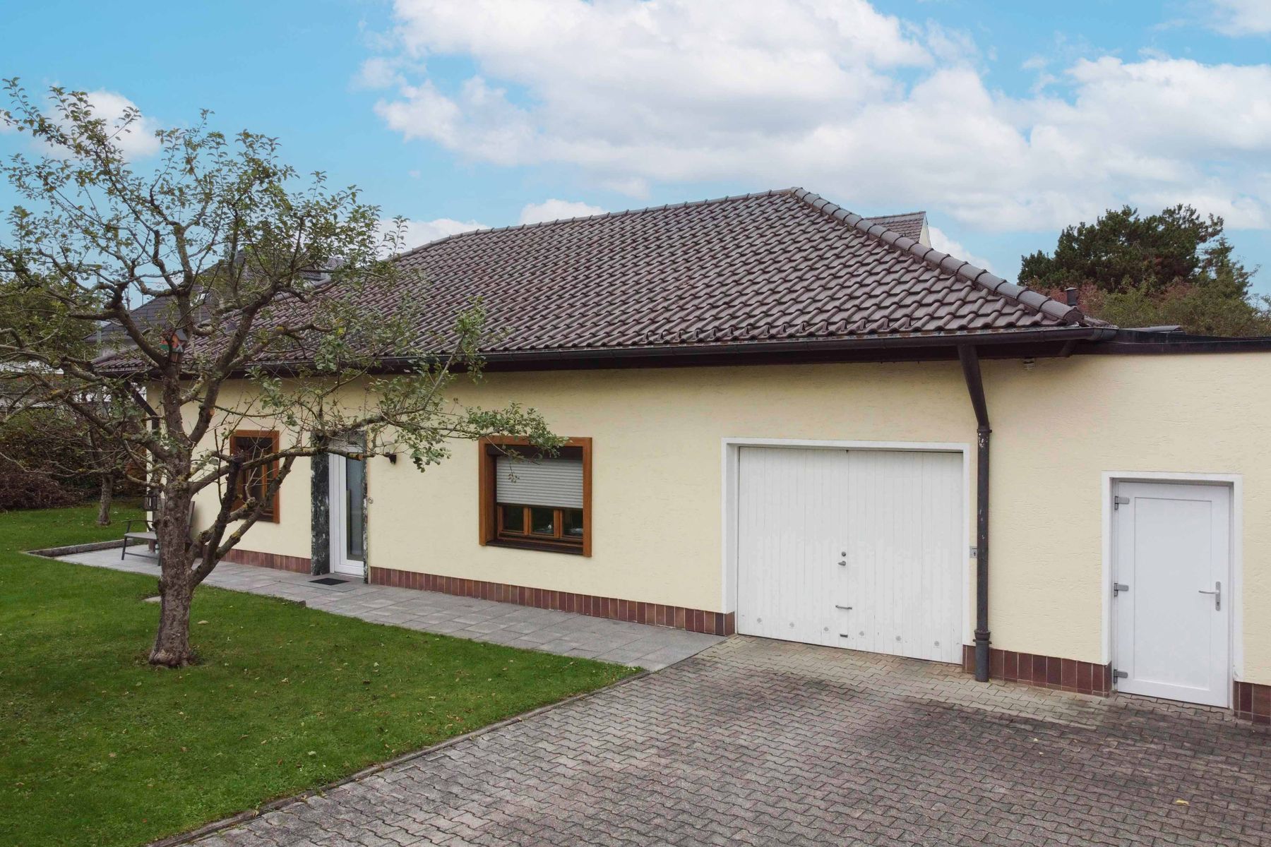 Einfamilienhaus zum Kauf 790.000 € 6 Zimmer 123 m²<br/>Wohnfläche 402 m²<br/>Grundstück 01.03.2025<br/>Verfügbarkeit Trudering - Riem München 81829