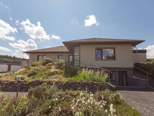 Haus zum Kauf 495.000 € 6 Zimmer 200 m² 1.228 m² Grundstück Hauroth 56761