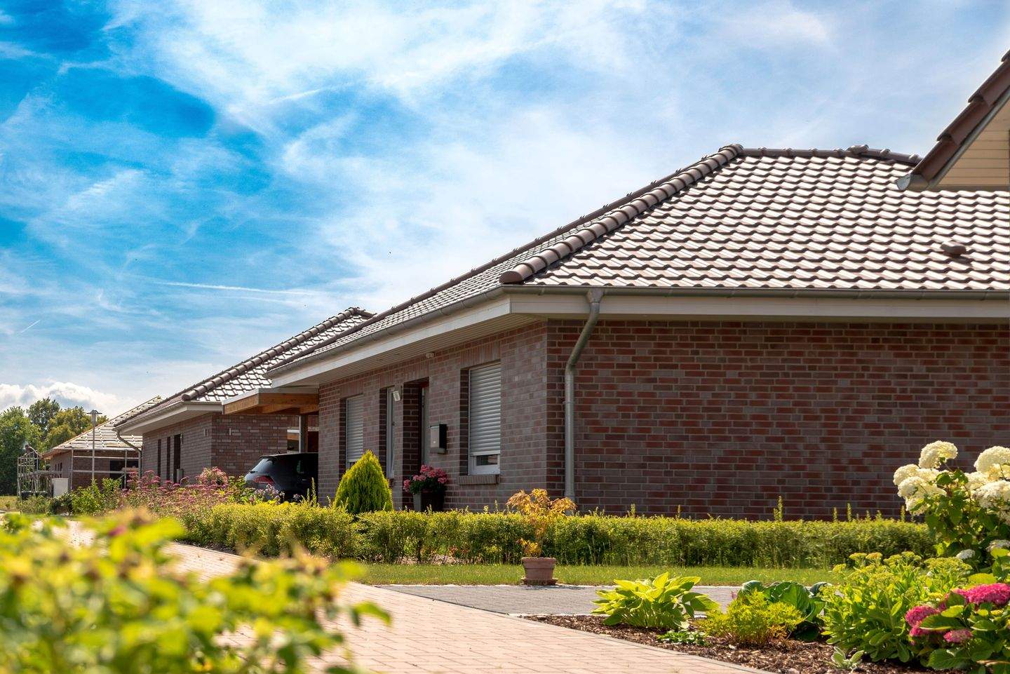 Immobilie in Baddeckenstedt - Sichere Kapitalanlage: Modernes & barrierefreies EFH inkl. Carport und toller Außenanlage (solide vermietet) - Bild 1