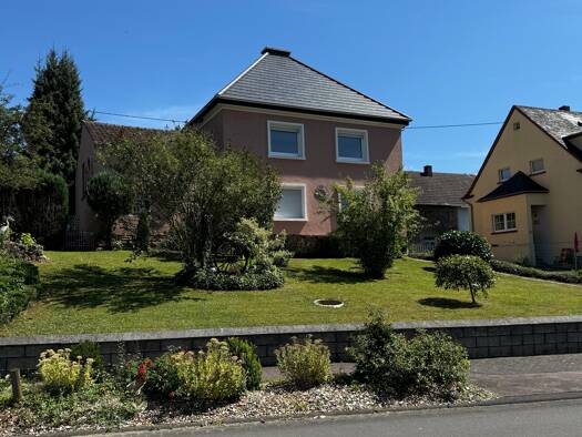 Einfamilienhaus zur Miete 1.450 € 8 Zimmer 130 m² 2.700 m² Grundstück frei ab 01.06.2026 Hauptstraße 21 Alsdorf 54668