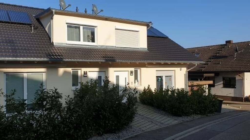 Doppelhaushälfte zur Miete 1.690 € 6,5 Zimmer 160 m² 250 m² Grundstück frei ab sofort Weiherwiesenstr. 3 Staufenberg Gernsbach 76593