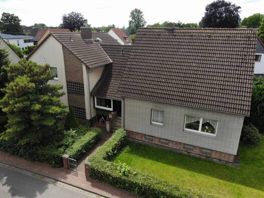 Haus zum Kauf 690.000 € 11 Zimmer 250 m² 1.001 m² Grundstück frei ab 01.09.2026 Gottfried-Keller-Straße 2 Alt-Laatzen Laatzen 30880