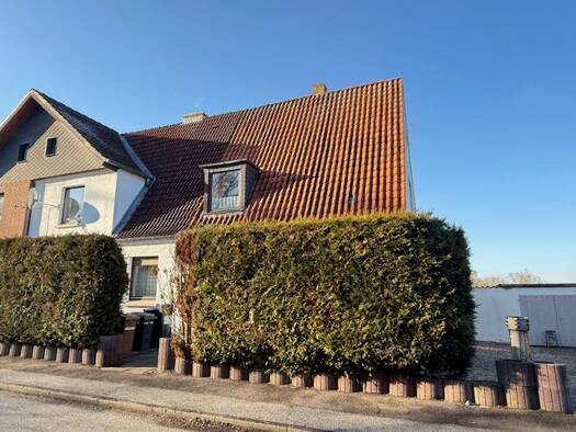 Doppelhaushälfte zum Kauf 375.000 € 7 Zimmer 170 m² 1.080 m² Grundstück frei ab 01.04.2027 Schlutup Lübeck 23568