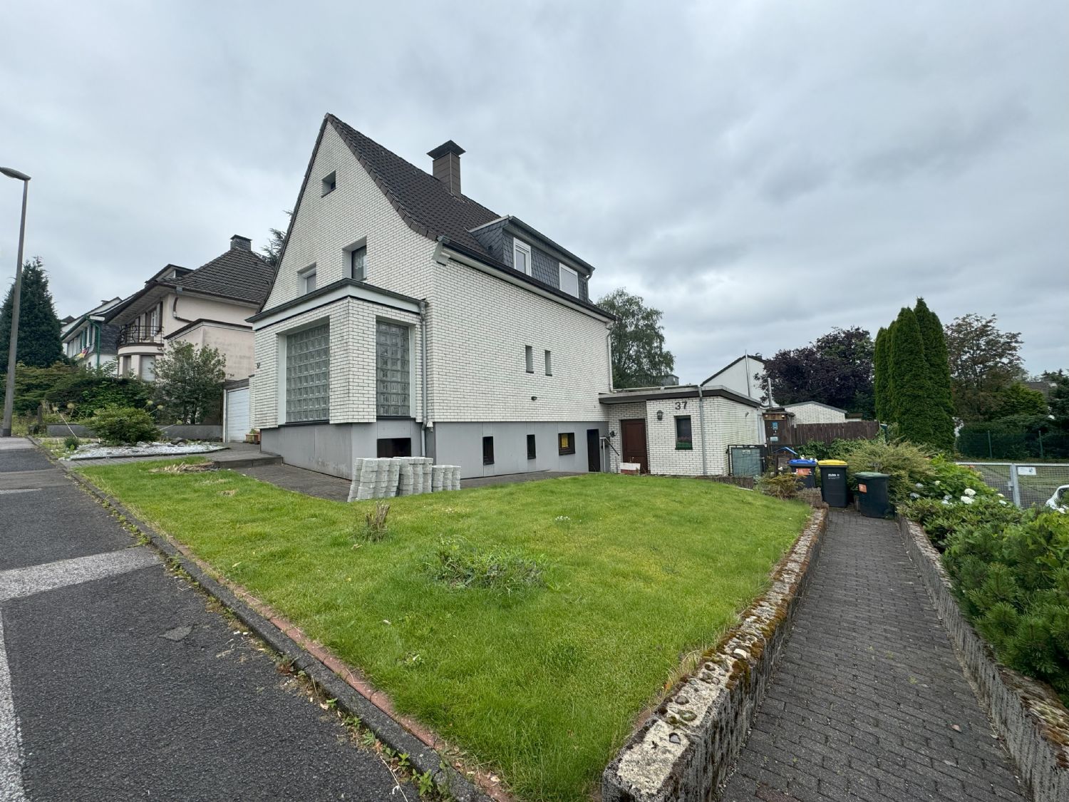 Mehrfamilienhaus zum Kauf 376.000 € 7 Zimmer 157 m²<br/>Wohnfläche 853 m²<br/>Grundstück ab sofort<br/>Verfügbarkeit Dörrenberg Remscheid 42899