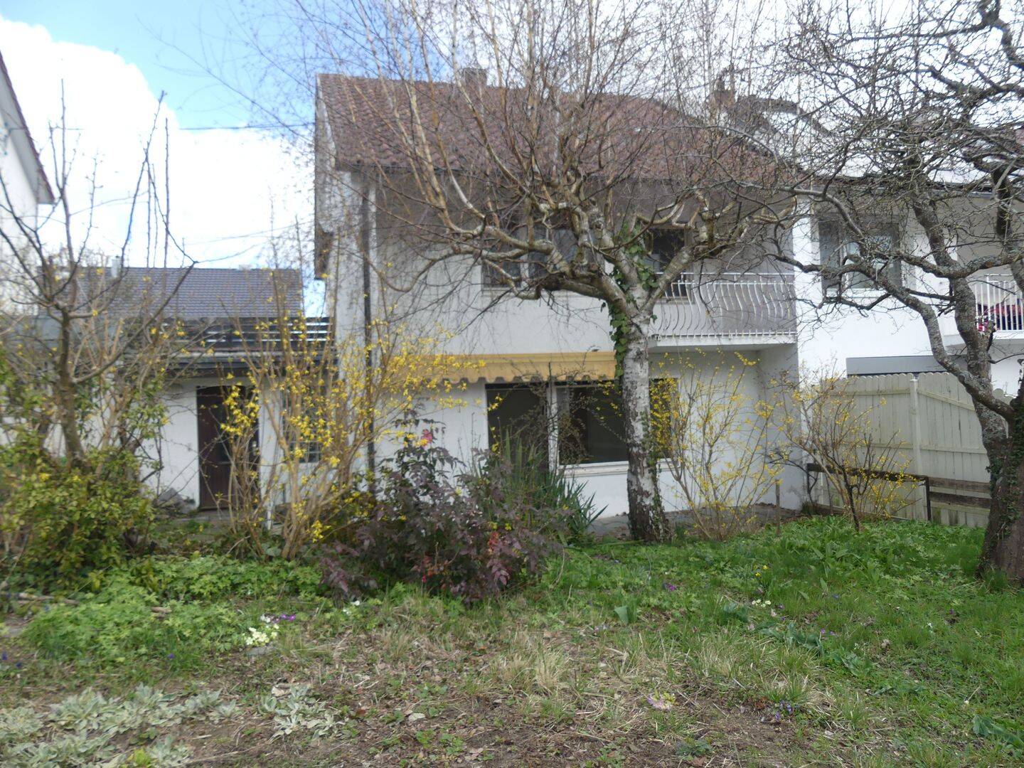 Immobilie in Bad Saulgau - Charmantes, sanierungsbedürftiges Reihenhaus mit Garage und Garten in schöner Lage von Bad Saulgau. - Bild 1