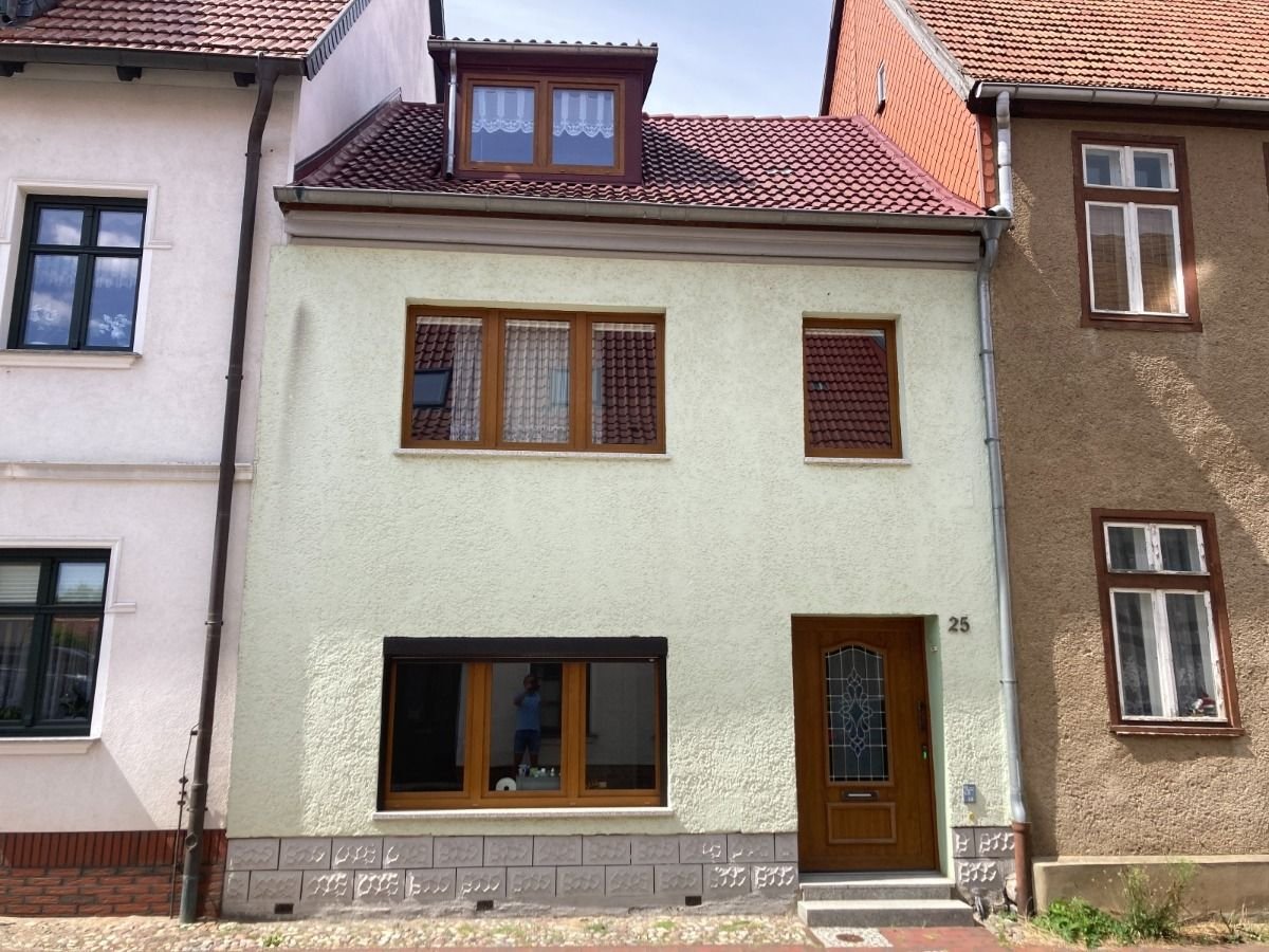 Reihenmittelhaus zum Kauf 87.000 € 4 Zimmer 95 m²<br/>Wohnfläche 124 m²<br/>Grundstück Teterow Teterow 17166