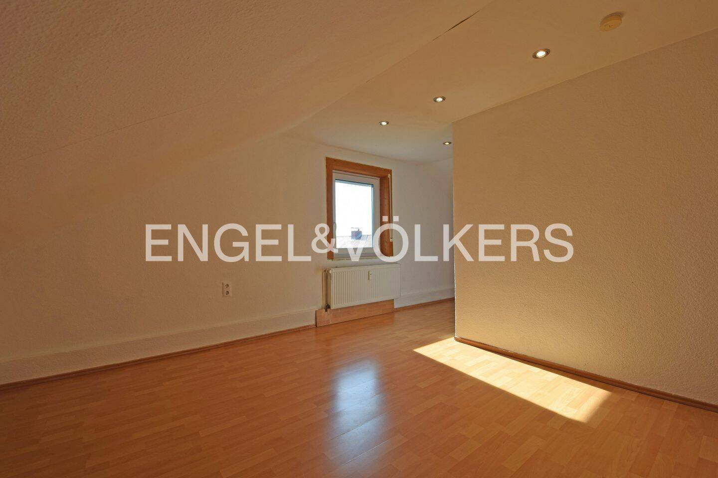 Immobilie in Erlenbach am Main - Großzügiges Wohnen mit Zusatzfläche unterm Dach - viel Raum für Familie & Ideen - Bild 4