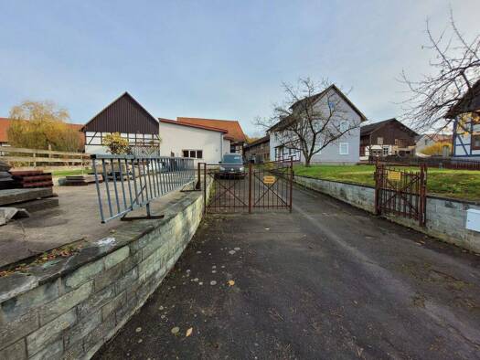 Einfamilienhaus zum Kauf 310.000 € 9 Zimmer 232 m² 3.001 m² Grundstück frei ab sofort Inselstraße 13 Mengshausen Niederaula 36272