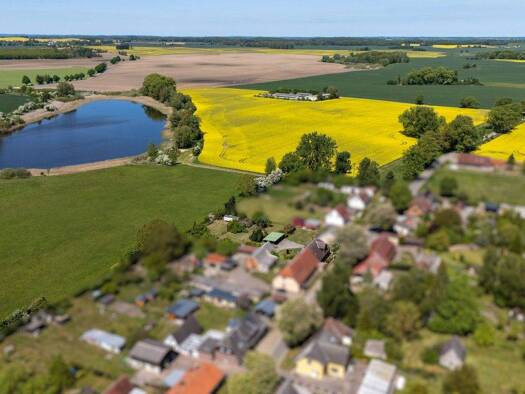 Doppelhaushälfte zum Kauf 199.000 € 6 Zimmer 140 m² 2.264 m² Grundstück Klein Lukow Penzlin OT Klein Lukow 17217