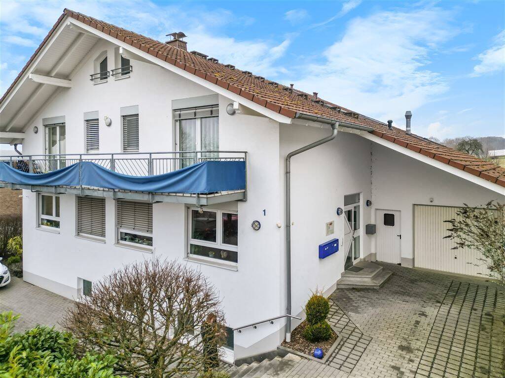 Attraktives Investment: Haus mit zwei Wohneinheiten, Gewerbefläche und vielen Stellplätzen in Wehrheim