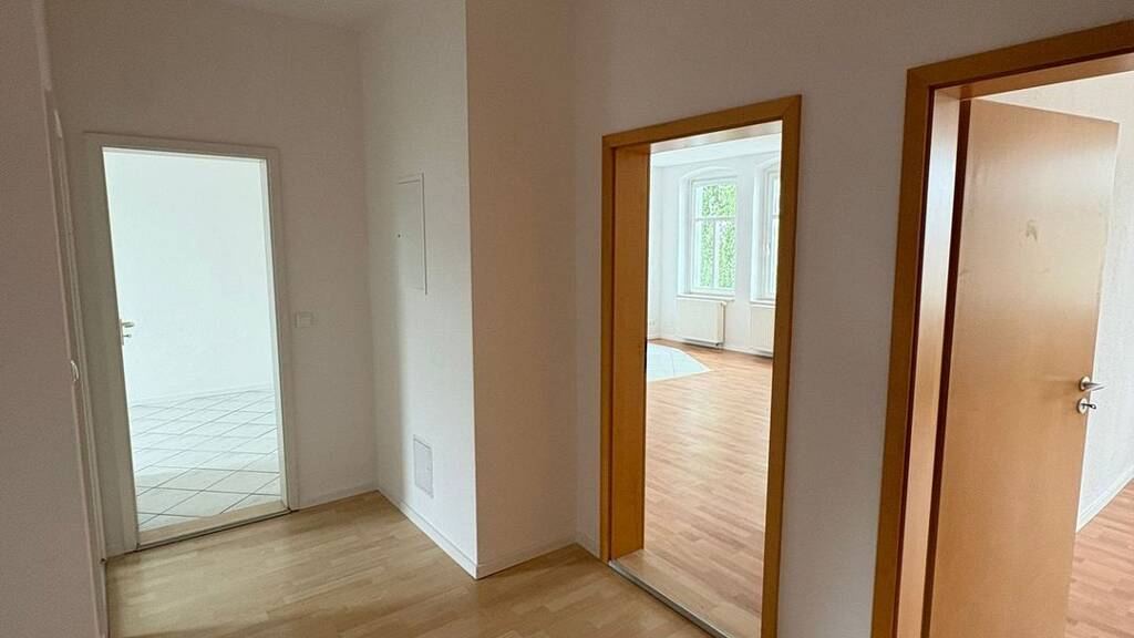 Wohnung zur Miete 694 € 3 Zimmer 92,5 m² 2. Geschoss frei ab sofort Innenstadt Gera 07545