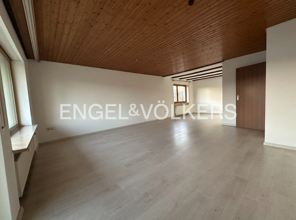 Immobilie in Heideck - Renoviertes Ein-Zweifamilienhaus mit Bauplatz - Bild 2