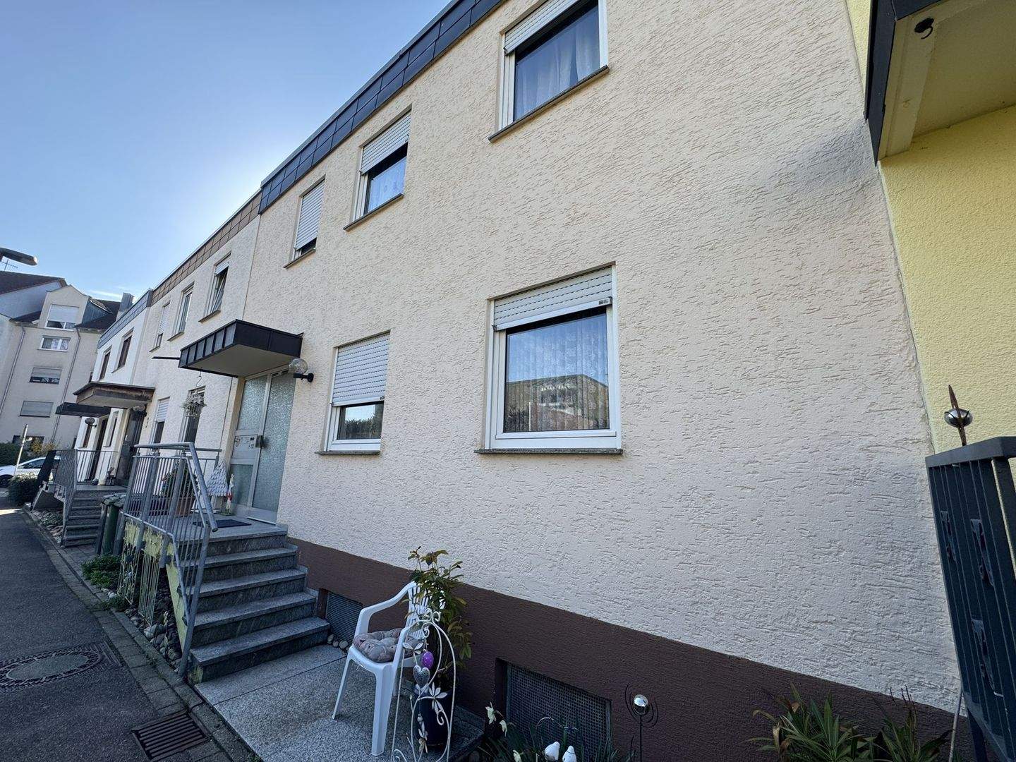 Immobilie in Remseck am Neckar - Vielseitiges Zweifamilienhaus: 2 Wohnungen, Balkon & flexible Nutzungsmöglichkeiten - Bild 0